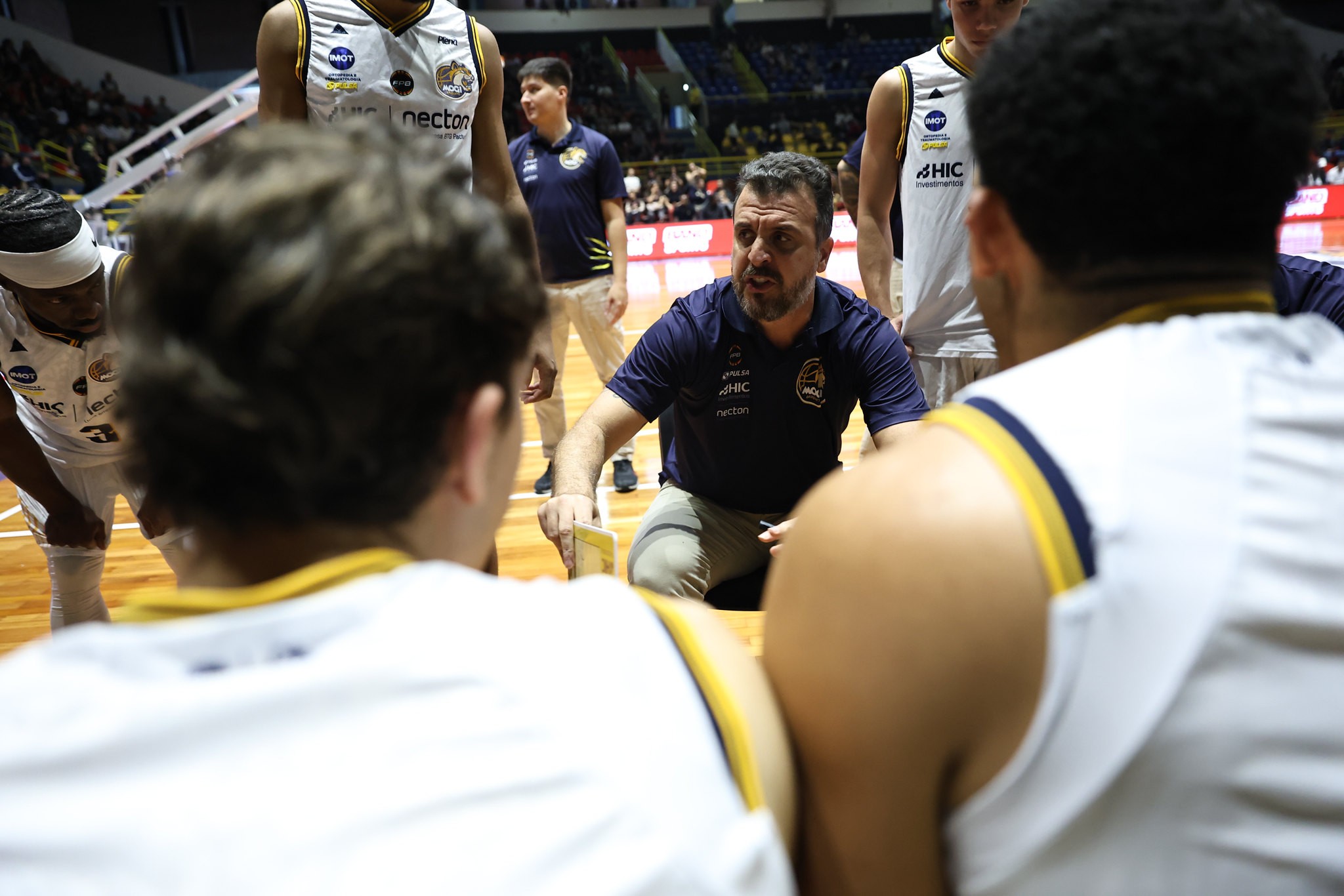 Jogadores do Mogi Basquete em ação durante duelo contra Franca