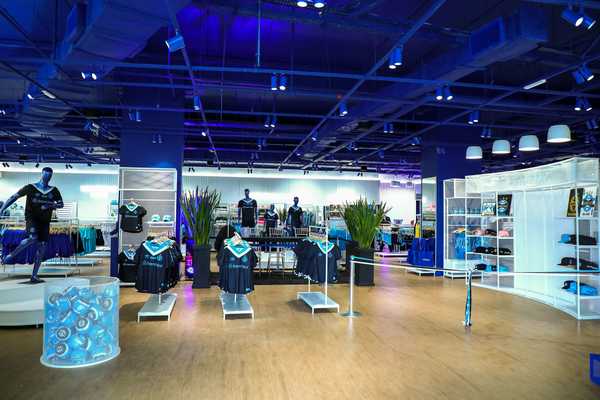 Loja do Grêmio reabre na Arena após saqueio durante enchente.