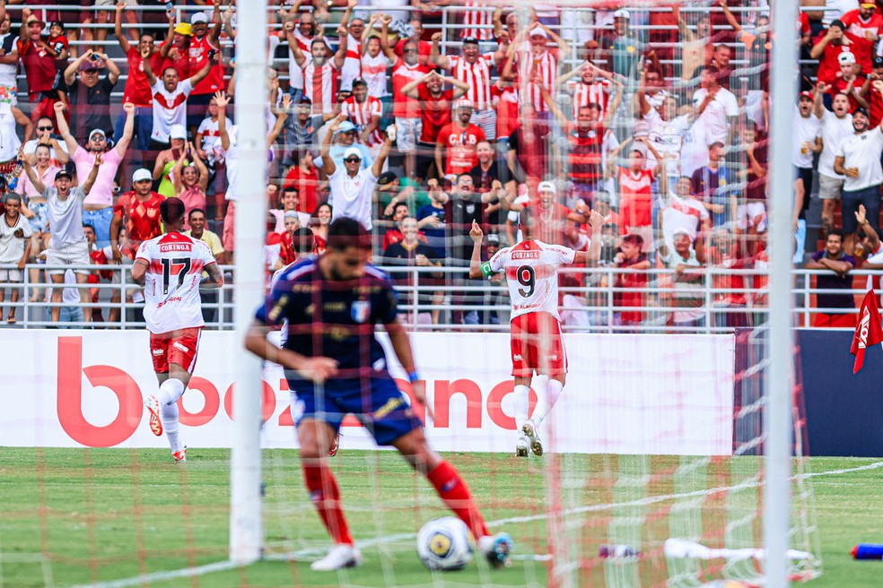 Anselmo fez o gol da vitória aos 49 do primeiro tempo — Foto: Ailton Cruz