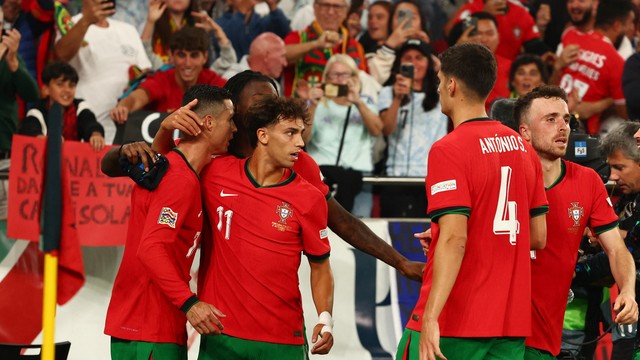 Jo&atilde;o F&eacute;lix abra&ccedil;a Cristiano Ronaldo em Portugal x Esc&oacute;cia