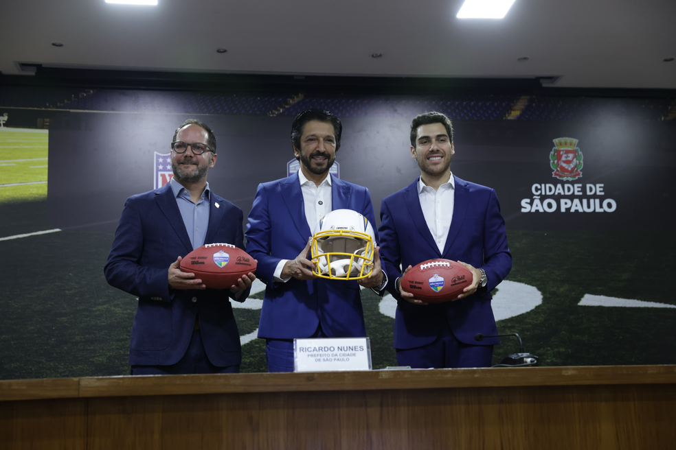 Luis Martivez anuncia jogo da NFL em São Paulo ao lado do prefeito de São Paulo — Foto: NFL International