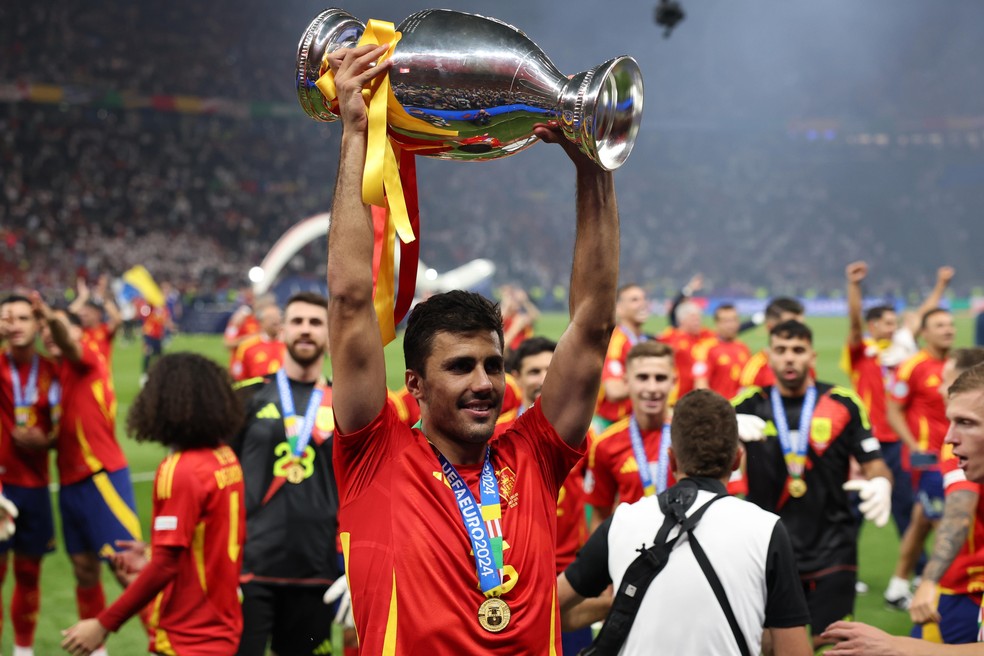 Rodri ergue o troféu de melhor da Euro 2024: meia do City foi eleito o melhor da competição — Foto: Christopher Neundorf/EFE