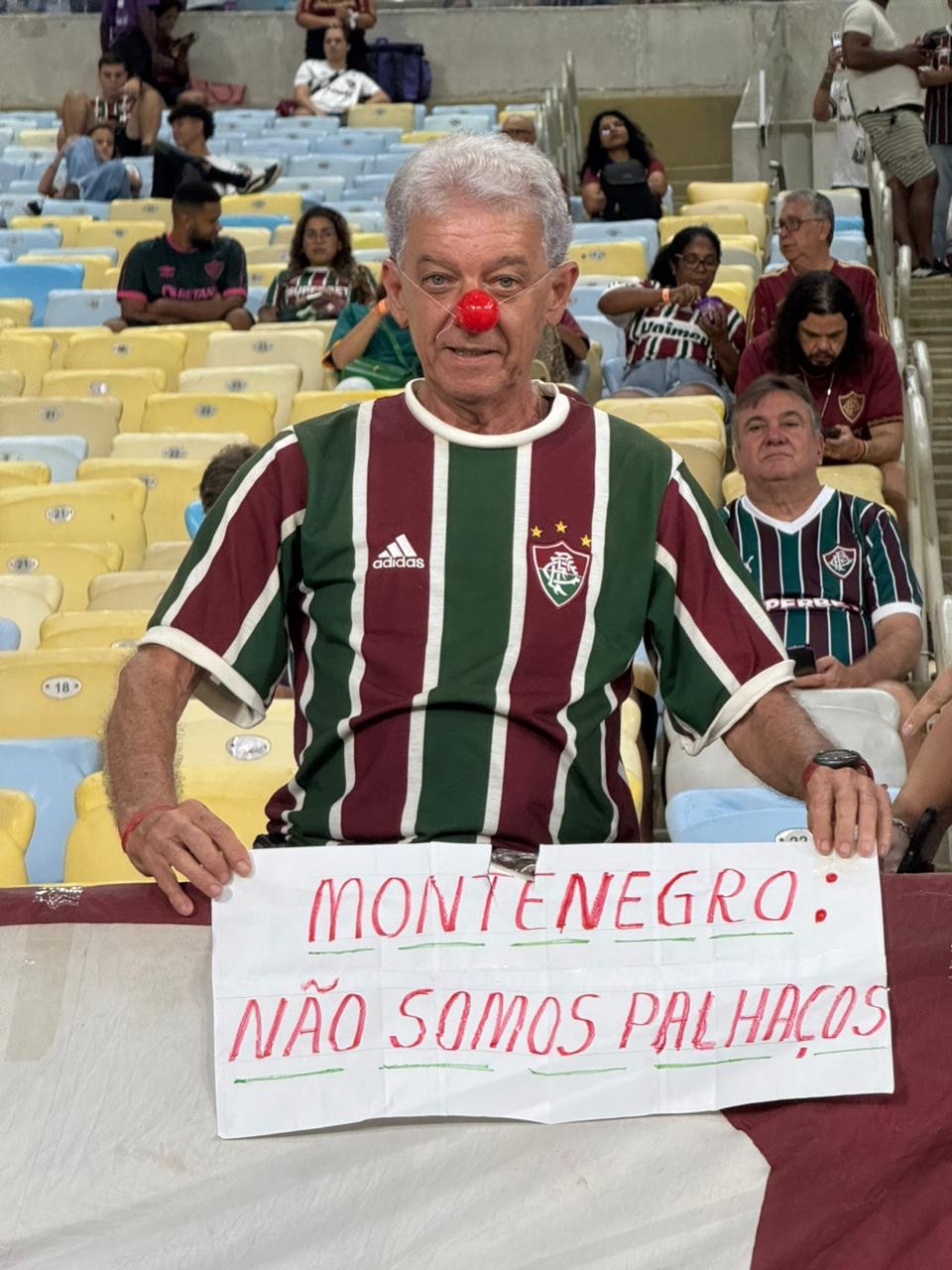 Torcida chama o Fluminense de "time sem vergonha" e protesta contra o presidente 