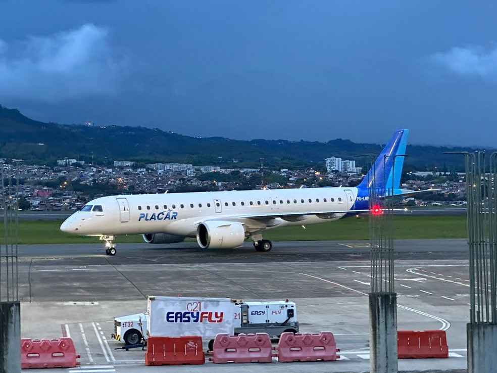 Avião da Placar, empresa de Leila Pereira, na chegada do Palmeiras em Pereira, na Colômbia — Foto: Emilio Botta