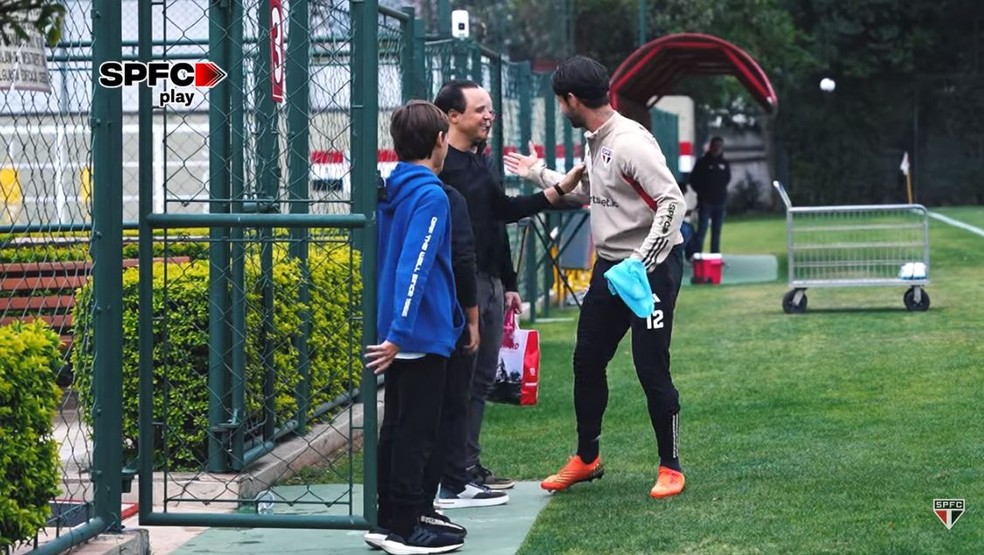 Felipe Massa cumprimenta Pato no São Paulo — Foto: Reprodução