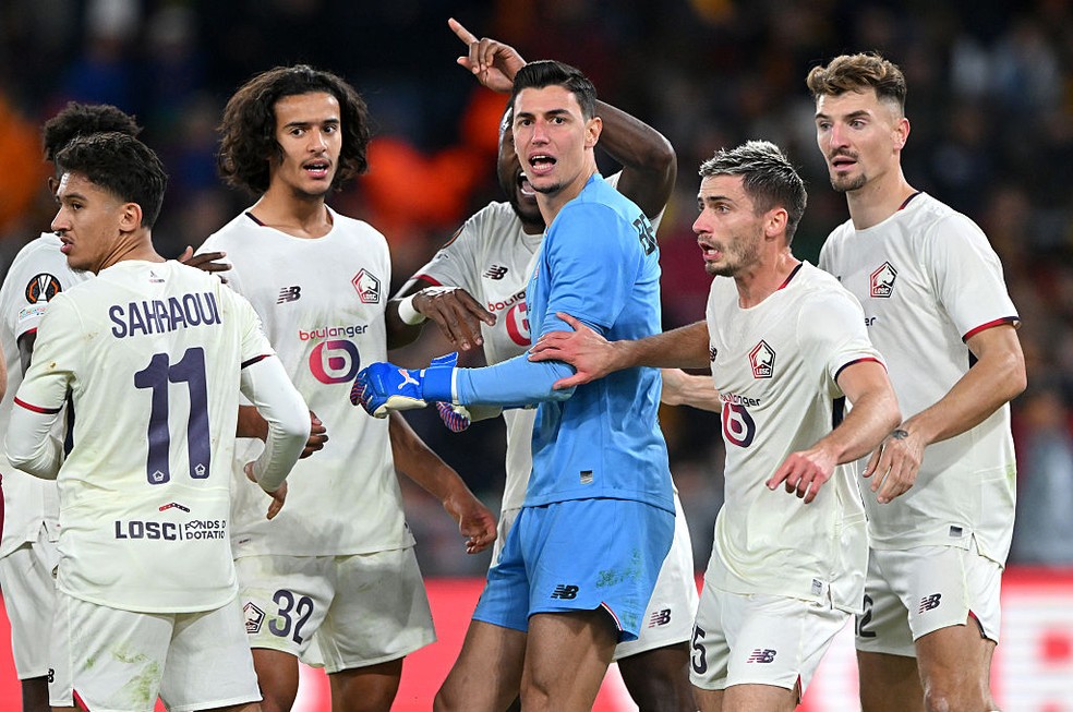 Jogadores do Lille comemoram defesa de pênalti de Özer em vitória sobre a Roma na Liga Europa.
