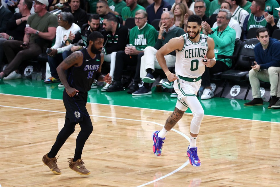 Kyrie Irving e Jayson Tatum — Foto: Adam Glanzman/Getty Images
