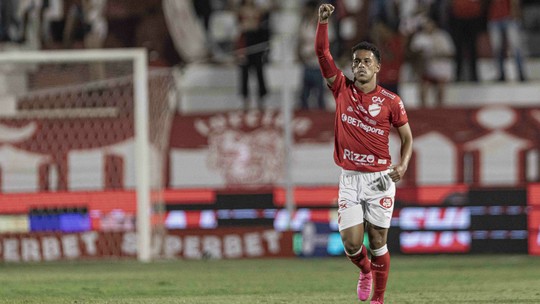 Vila marca aos 51, vence e impede Ceará de chegar à liderança - Foto: (Heber Gomes/AGIF)