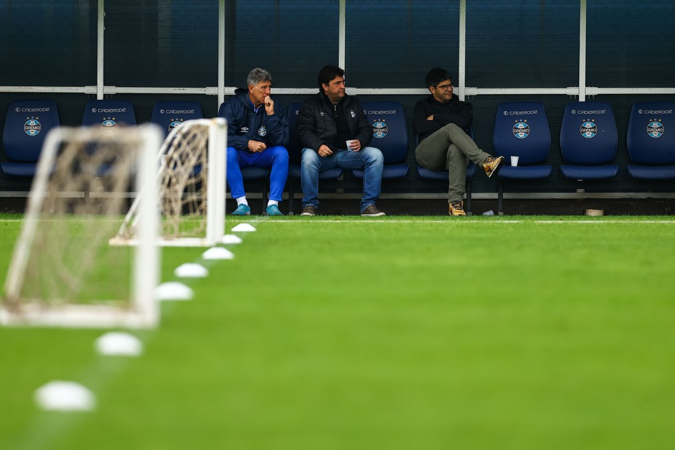 Renato, presidente Alberto Guerra e executivo Luis Vagner — Foto: Guilherme Testa/Grêmio