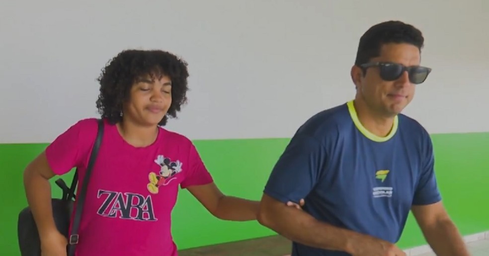 Iandra com o treinador Nilton Pontes, que ajuda no trajeto para chegar ao Centro de Referência Paralímpico, em Rio Branco — Foto: Reprodução/Rede Amazônica Acre