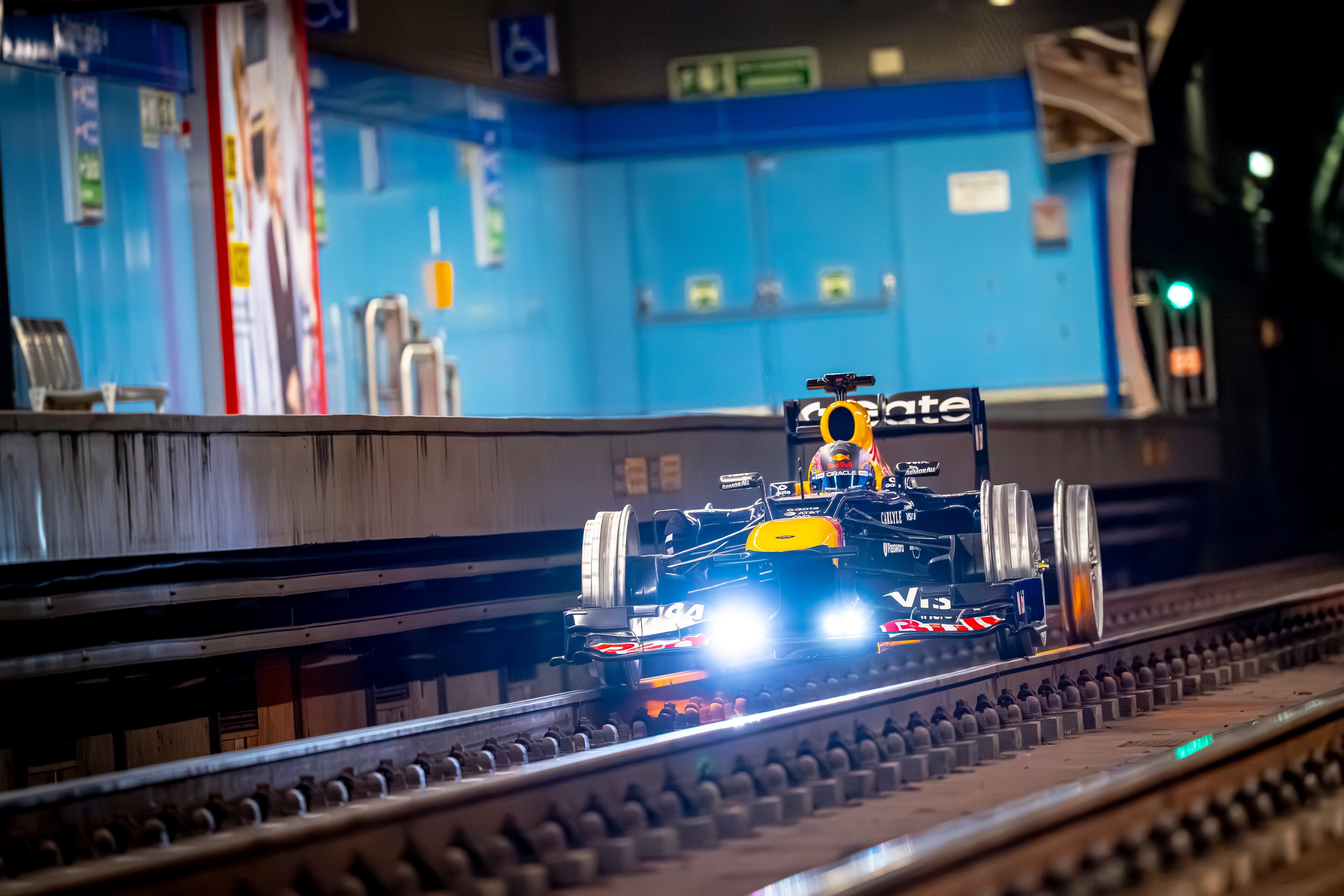Red Bull adapta carro, e ex-F1 pilota em trilhos de metrô em Madri; veja