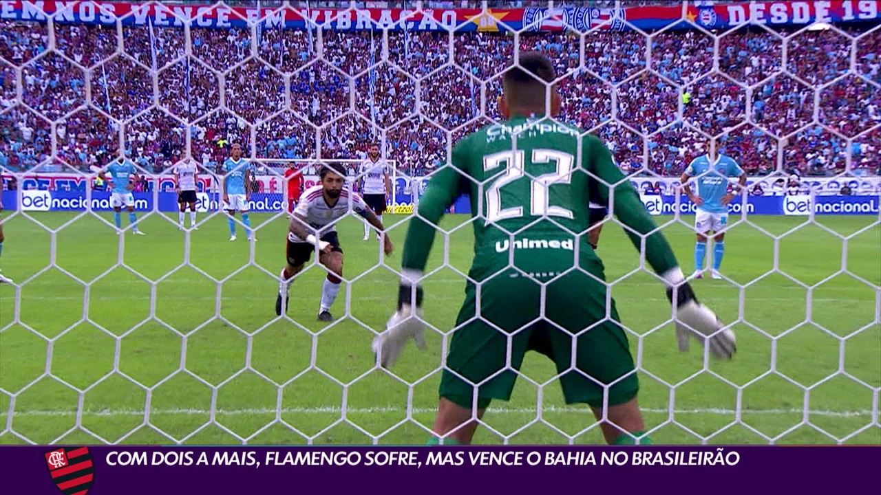 Com dois a mais, Flamengo sofre, mas vence o Bahia no Brasileir&atilde;o