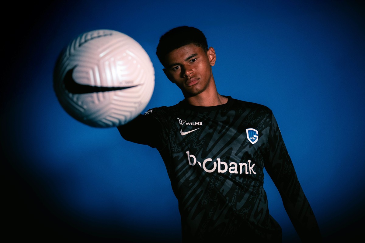 Liverpool encaminha acerto com goleiro de 18 anos por quase R$ 200 milhões