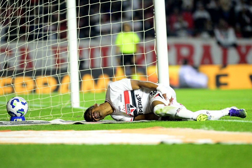 Wendell, do São Paulo, sente lesão na coxa — Foto: Marcos Ribolli