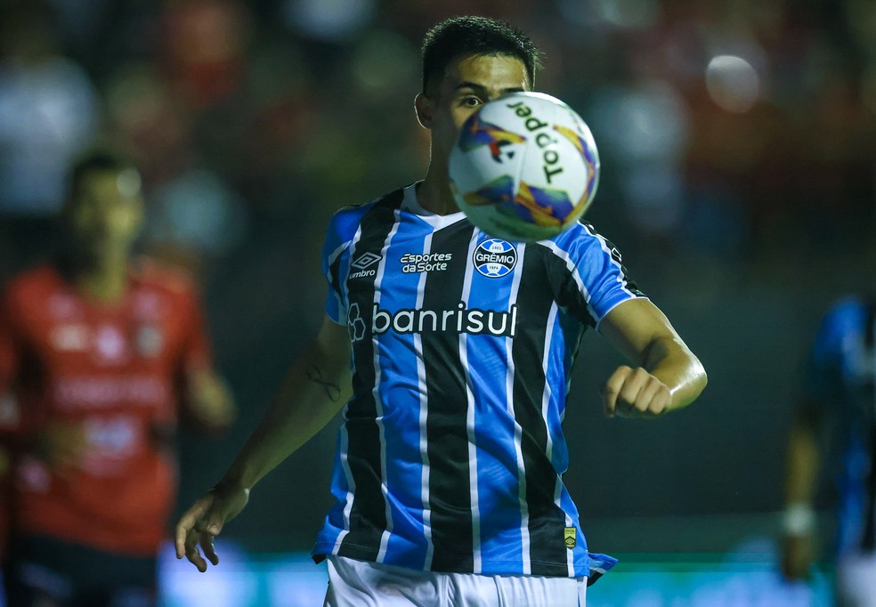 Grêmio joga com patrocinador master na camisa mesmo após fim do contrato — Foto: Lucas Uebel/Grêmio