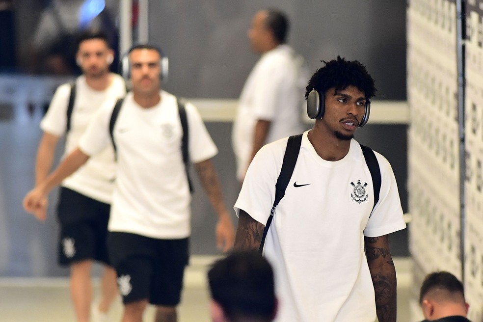 Hugo Souza antes de Corinthians x Flamengo — Foto: Marcos Ribolli