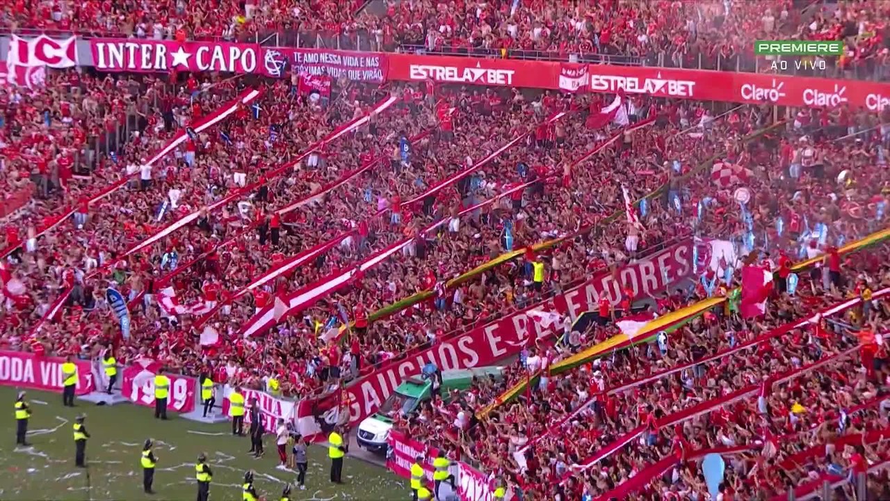 Torcida do Inter comemora com jogadores após vitóriavbet apostasclássico gaúcho