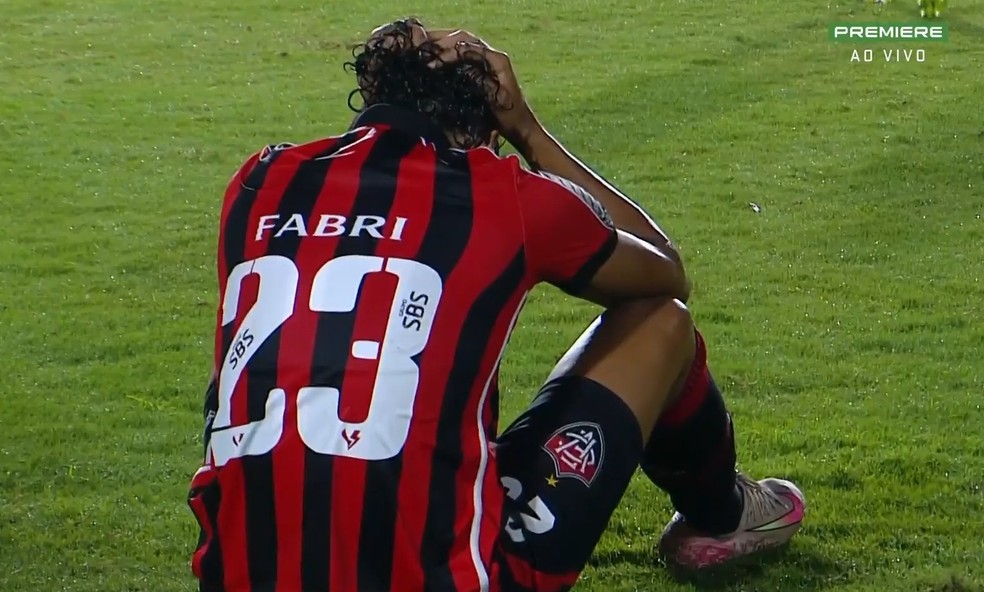 Fabri senta no gramado e lamenta após cometer pênalti nos acréscimos — Foto: Reprodução / Premiere