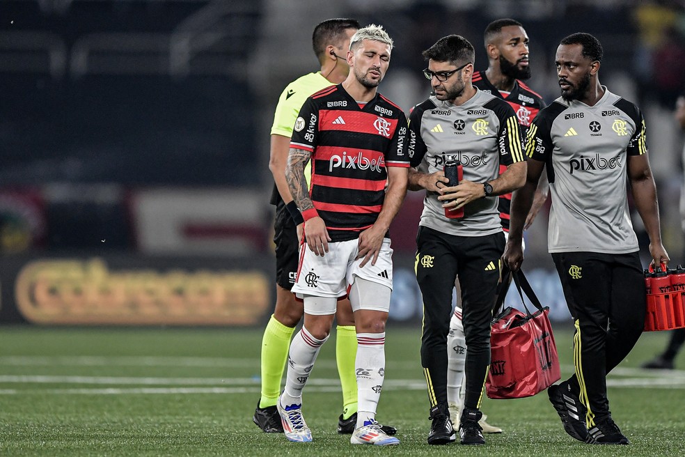 Arrascaeta deixa o gramado com dores em Botafogo x Flamengo