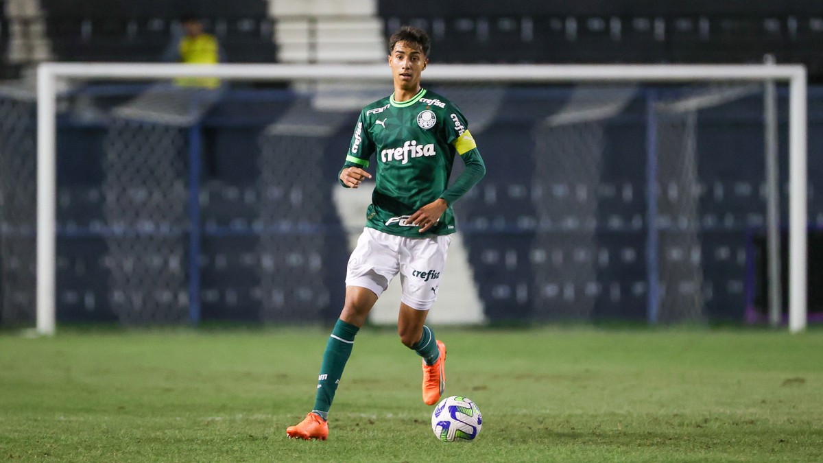 Apontado como promessa por jornal inglês, Vitor Reis mira estreia pelo