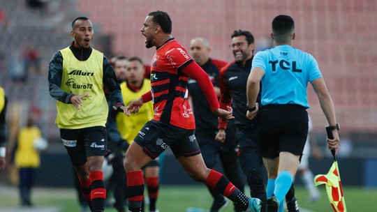 Com "alívio", Alberto Valentim celebra vitória do Ituano sobre a Chape e fim de jejum na Série B
