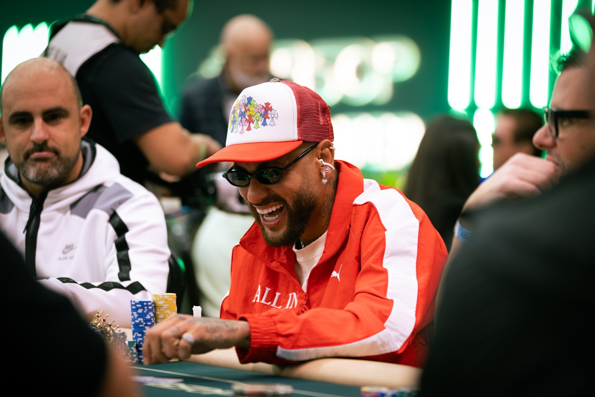Neymar se diverte em torneio de poker e afirma: 'A vida é uma piada'
