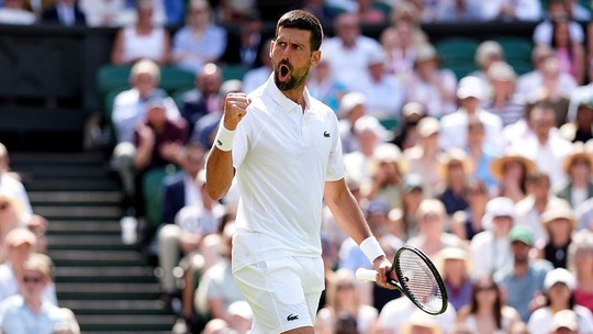 Djokovic conquista 100ª vitória em Wimbledon com direito a "pneu" e avança às oitavas - Vitória tranquila sobre compatriota Miomir Kecmanovic garante mais uma marca icônica ao sérvio, que segue em busca do oitavo título do torneio e 25° em Grand Slams 