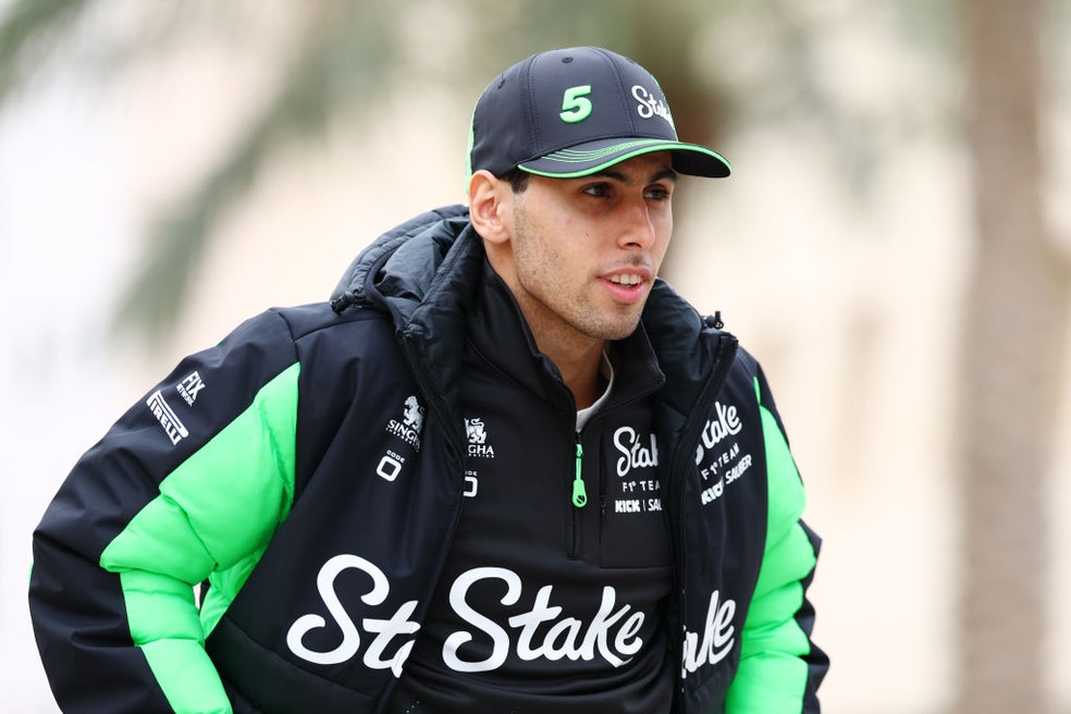 Gabriel Bortoleto no paddock do circuito do Bahrein &mdash; Foto: Clive Rose/Getty Images