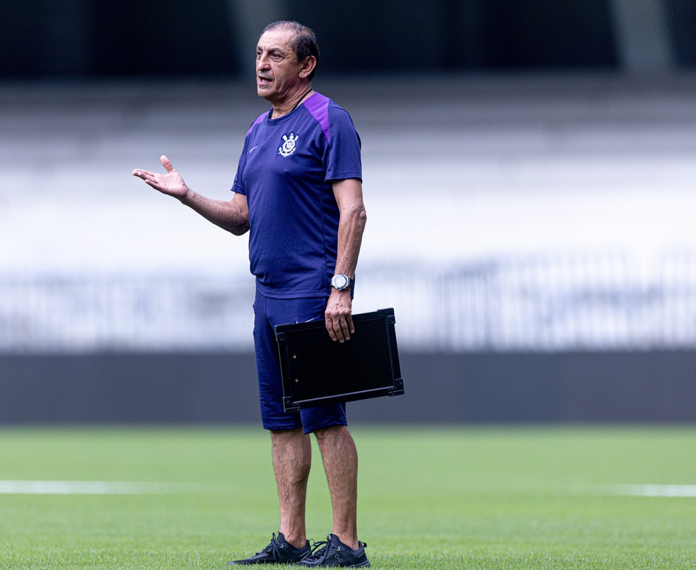 Ramón Díaz comandou o último treino do Corinthians antes do duelo contra o Barcelona — Foto: Rodrigo Coca/Ag. Corinthians