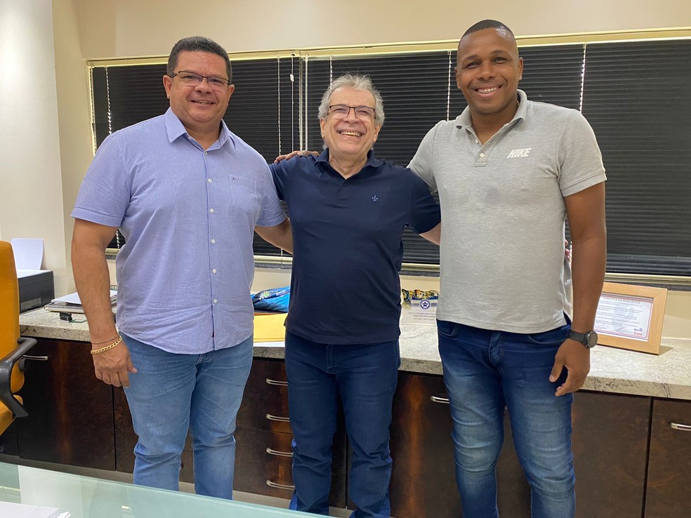 Fabiano Alex, presidente da Oeirense, ao lado de João Vicente Claudino, presidente do Fluminense-PI, e Carlos Alberto — Foto: Arquivo Pessoal