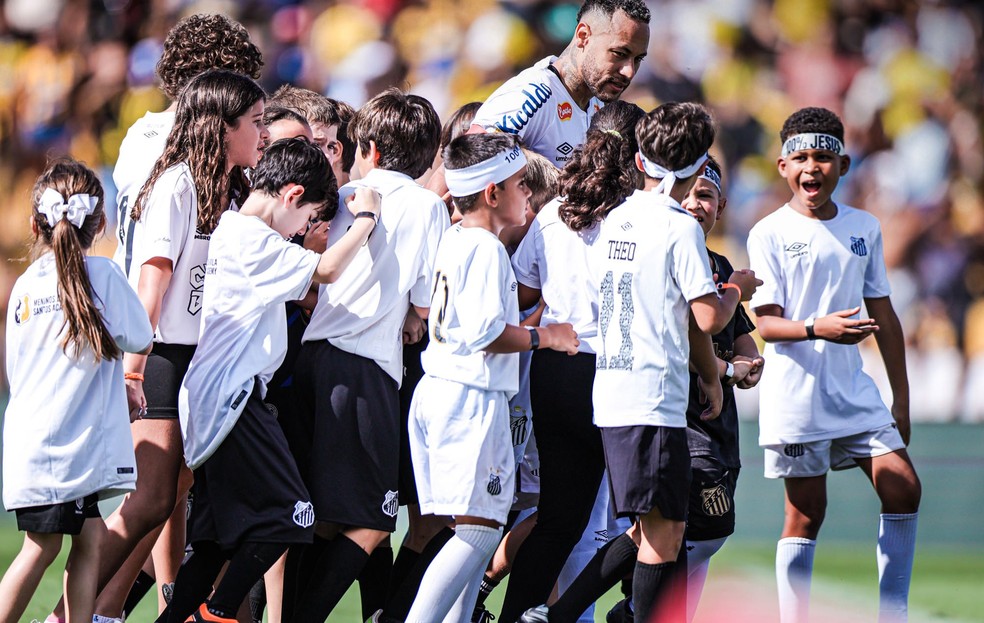 Neymar é abraçado por crianças antes de Novorizontino x Santos — Foto: Pedro Zacchi/Ag. Paulistão