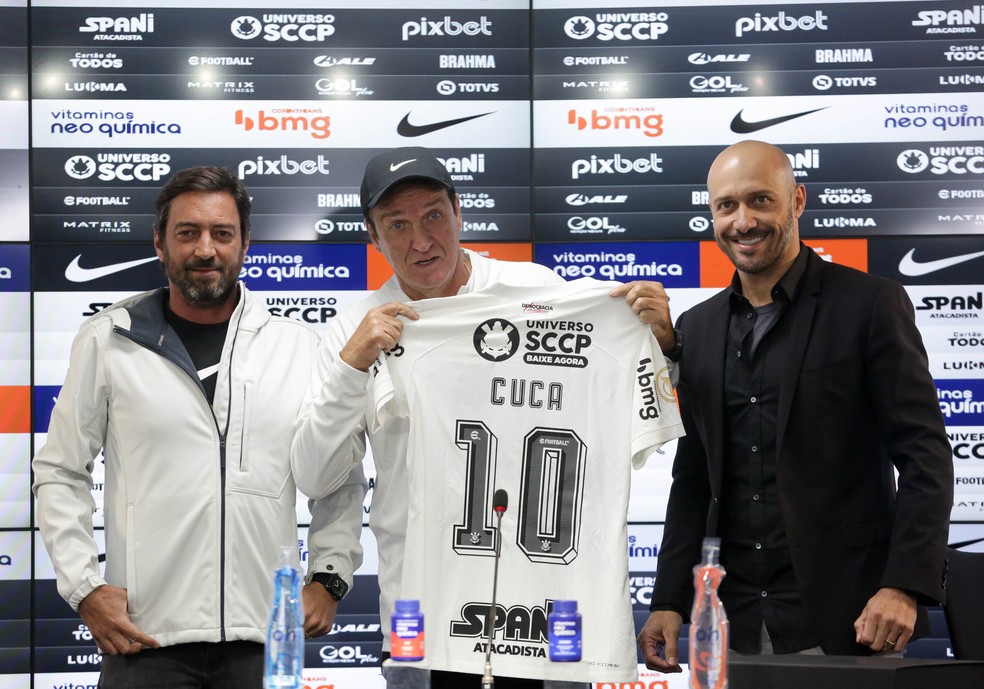 Cuca com Duilio e Alessandro em sua apresentação no Corinthians — Foto: Rodrigo Coca/Ag. Corinthians