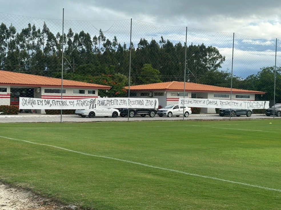 Faixas de protesto da torcida do CRB no CT — Foto: Rodrigo Cedro/TV Asa Branca
