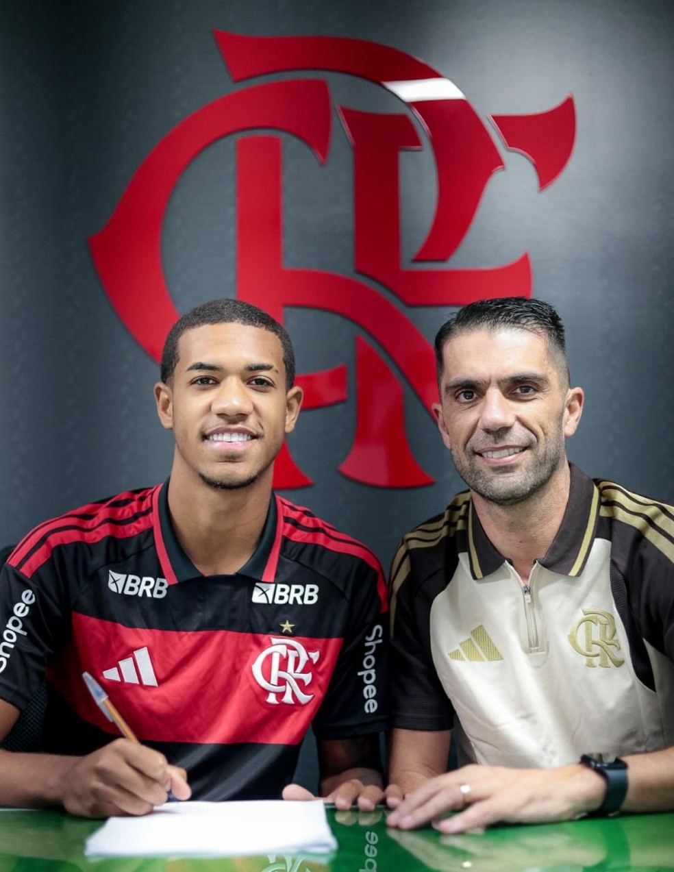 Aiyran assina contrato com o Flamengo — Foto: Gilvan de Souza / CRF