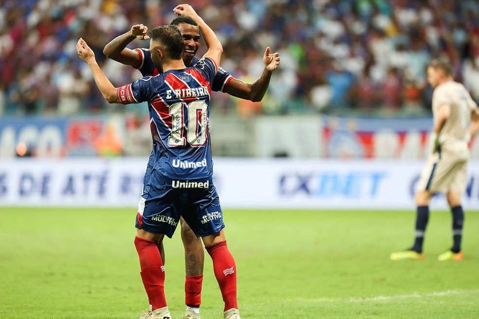 Everton Ribeiro comemora com Jean Lucas após dar assistência para gol do volante contra o Fortaleza — Foto: Letícia Martins /  EC Bahia