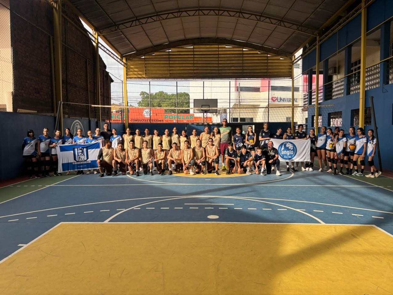 Quadra de vôlei com jovens jogando em Rio Branco