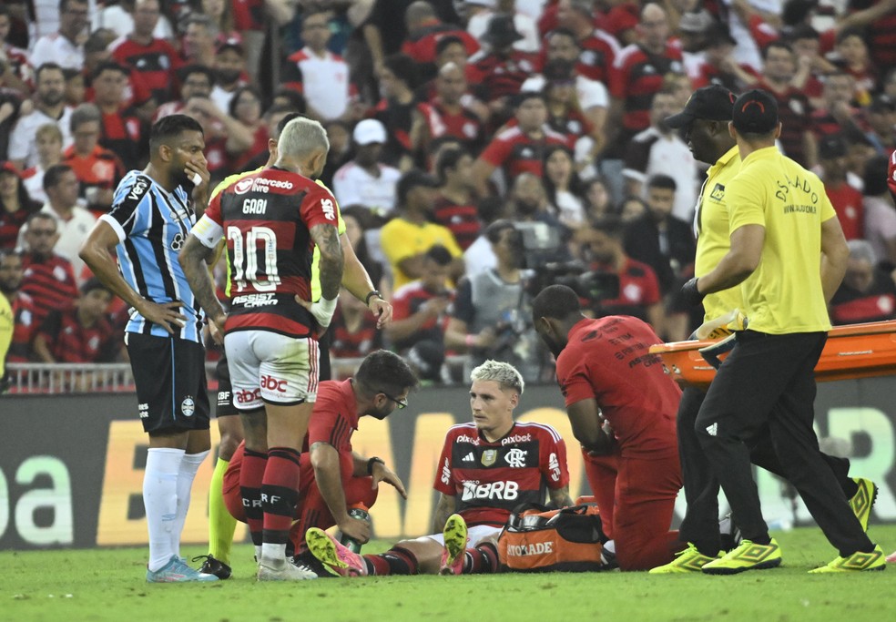 Varela recebe atendimento em Flamengo x Grêmio — Foto: André Durão