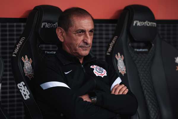 Corinthians demonstra ansiedade e falhas em derrota para o Flamengo.