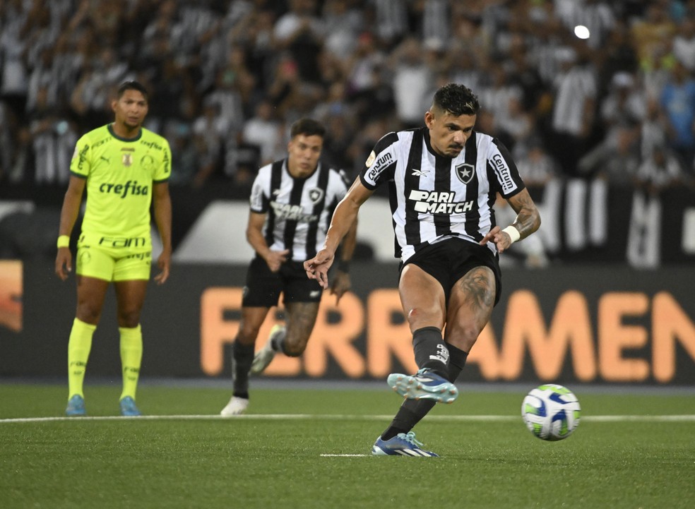 Tiquinho teve pênalti defendido por Weverton quando o jogo estava 3 a 1 para o Botafogo — Foto: André Durão