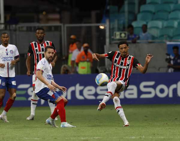 NADA MUDOU! Lateral esquerda do São Paulo segue em crise com desempenho insatisfatório de Jamal