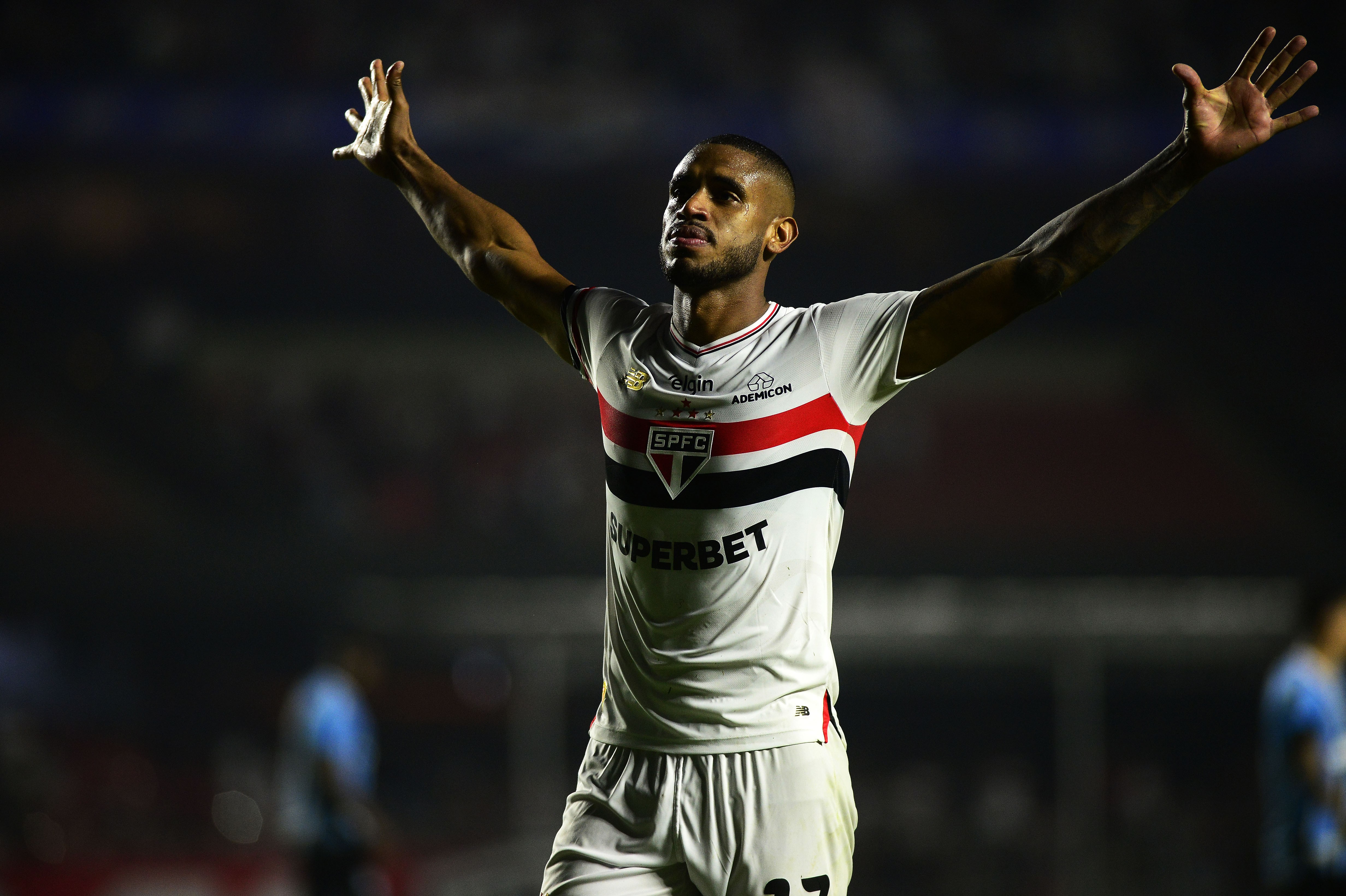 André Silva elogia Luciano por apoio antes do pênalti decisivo do São Paulo