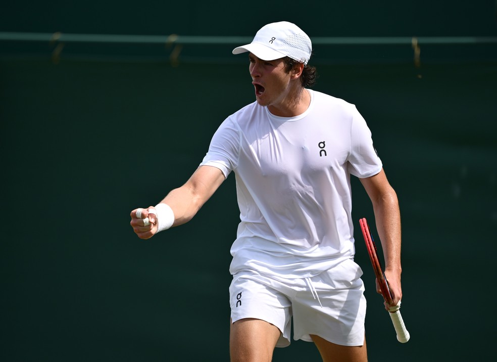 João Fonseca celebra ponto na segunda rodada de Wimbledon, contra Jenson Brooksby — Foto: Hannah Peters/Getty Images