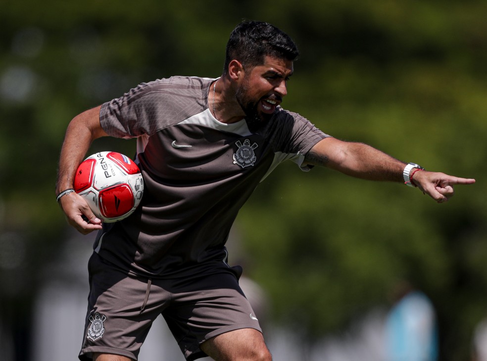 António Oliveira em treino do Corinthians — Foto: Rodrigo Coca/Agência Corinthians