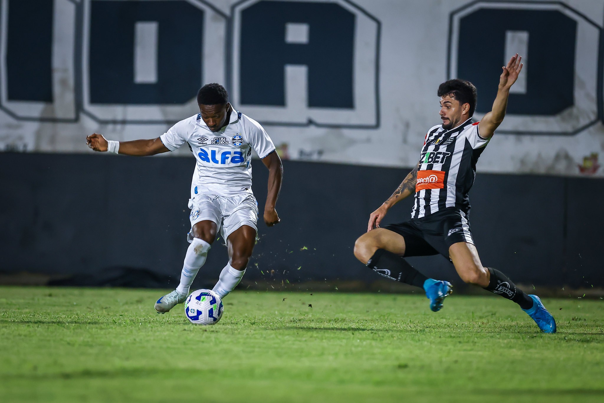 Defesa de pênalti de Gabriel Grando garante classificação do Grêmio na Copa do Brasil