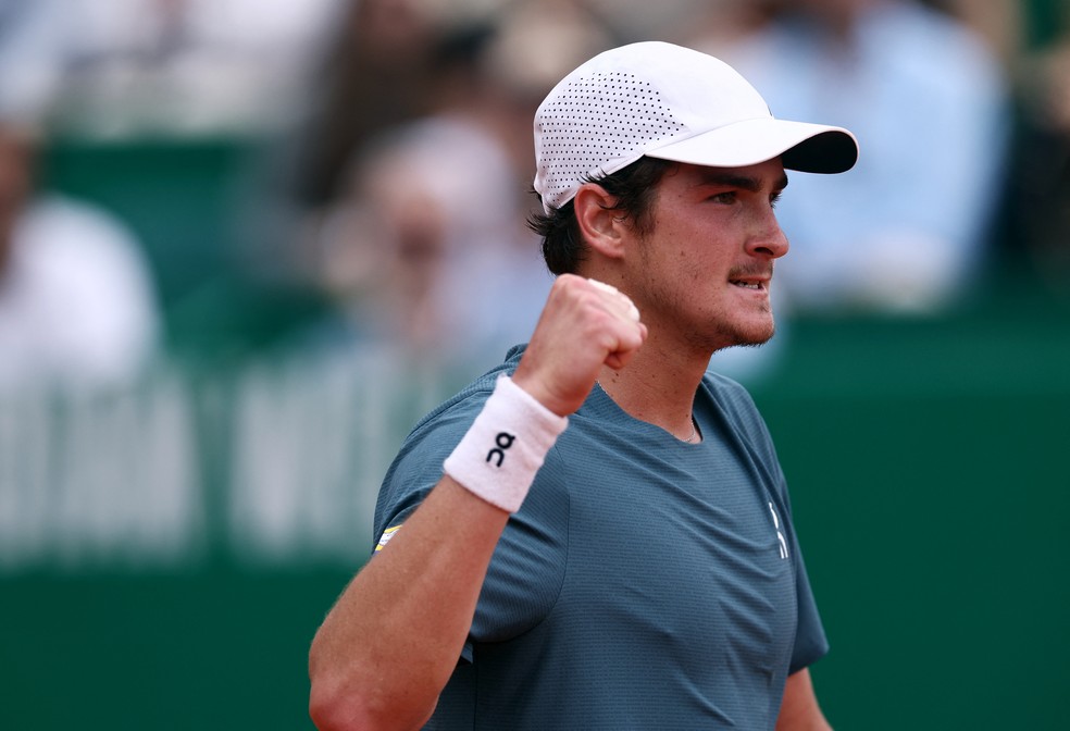 João Fonseca comemora contra Zverev em Monte Carlo — Foto: REUTERS/Manon Cruz