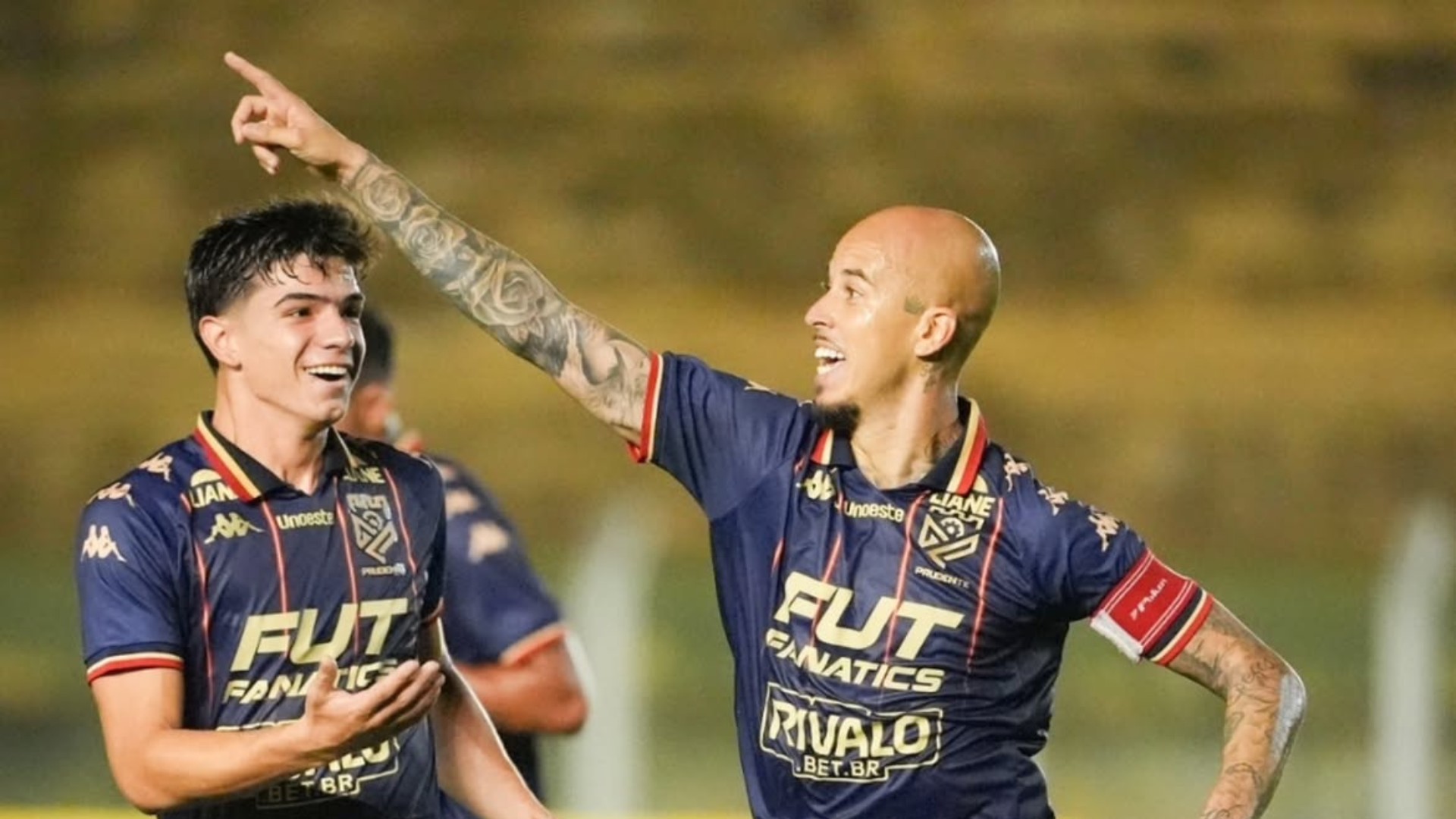 Jogadores do Grêmio Prudente comemorando vitória de 4 a 0 contra o Andradina
