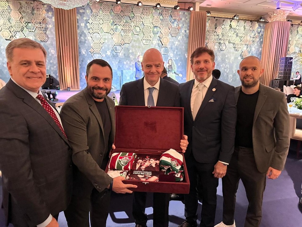 Dirigentes do Fluminense entregam dossiê sobre a Copa Rio de 1952 ao presidente da Fifa Gianni Infantino. — Foto: Reprodução