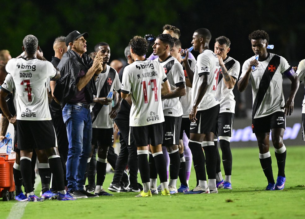 Renato orienta jogadores do Vasco � Foto: Andr� Dur�o