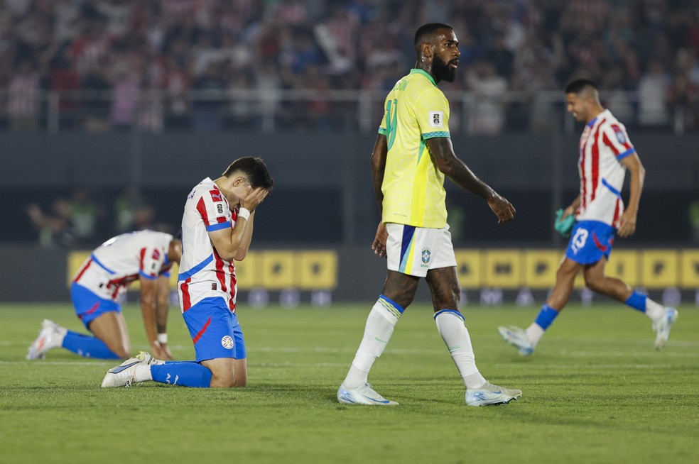 Gerson em ação pelo Brasil contra o Paraguai — Foto: EFE / Juan Pablo Pino