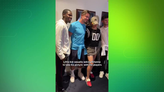 Torcedor ignora Rihanna e pede foto com... Grealish, do Manchester City, e Pulisic, do Milan - Programa: ge.globo 